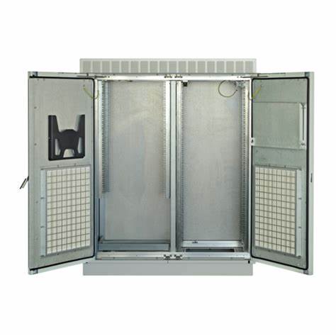 Armoire NVENT modulaire extérieure avec porte simple, ventilateur, 1530H 29 U, 700W 730D